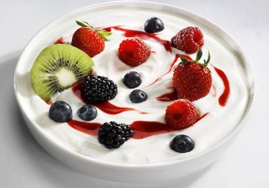 Yoghurt with kiwi fruit and berries