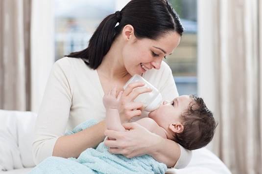Breast milk, formula milk or the combination of both of them are best source of foods that lay the foundation to children’s nutrition and help children develop intelligence.
