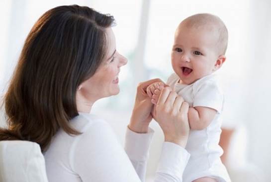 When babies are born, parents should pay attention to teach children about the way to contact with the world outside through gestures and words.