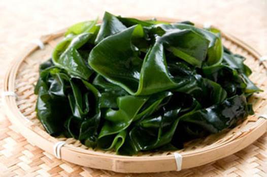 The contents of calcium, vitamin A, B2, C, E in seaweed are at times higher than other fruit’s.