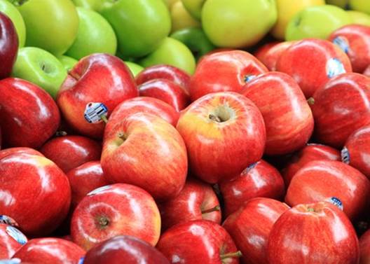To old-aged people, apples can help reduce the risk of stroke.