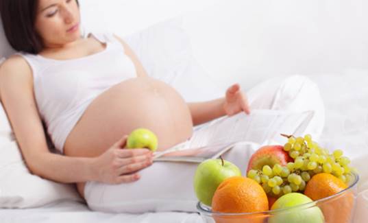 Pregnant women should eat a lot of vegetables and fruits.