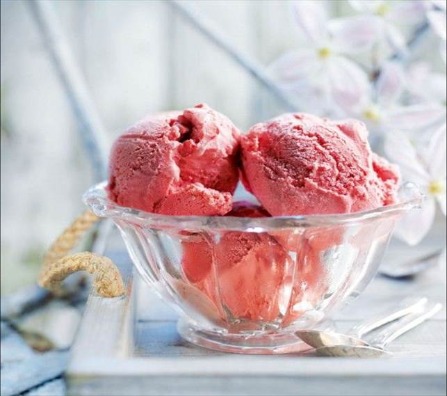 Description: Low-sugar strawberry ice cream for you in this summer