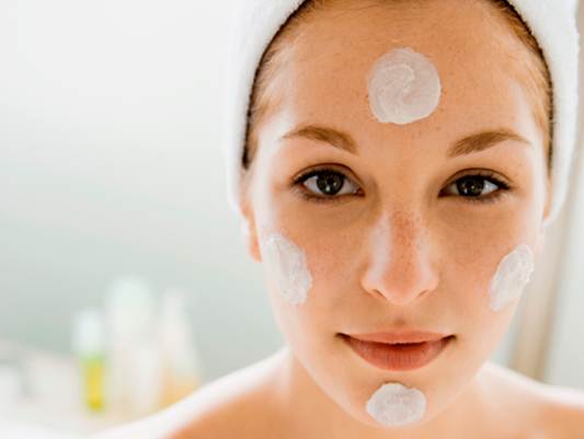Description: Dot moisturizer on the forehead, chin and cheeks.