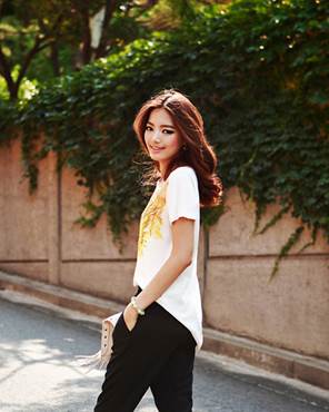 You can put whole T-shirt’s lap into pants or according to Korean style by releasing back lap. 