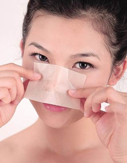 Inseparable thing for oily-skin girls is oil absorbent paper.
