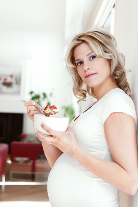 Even though you have morning sickness, you should choose nutritious foods for your baby.
