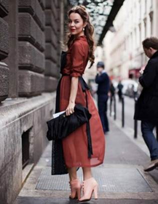 Be elegant with the combination between brick-red and black.