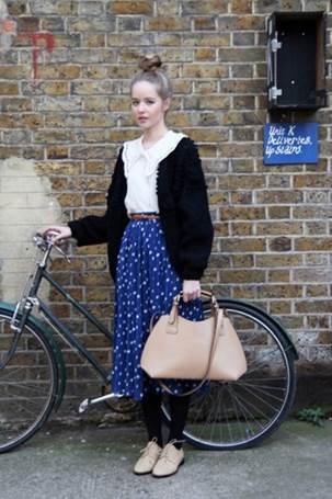 Classical style is created by mixing pot-patterned maxi and Oxford shoes.