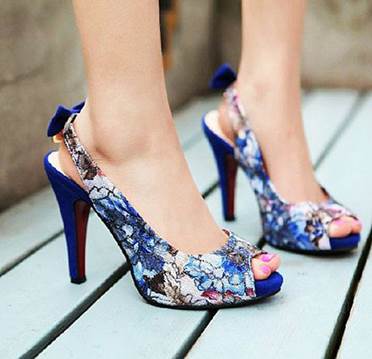 With flower shoes, girls can polish toe nails to make feet more lively.