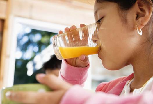Drinking too much orange juice is not good for the health of children.