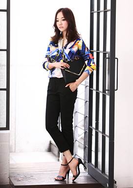 Shirt with beautiful stereoscopic pattern is suitable for office.