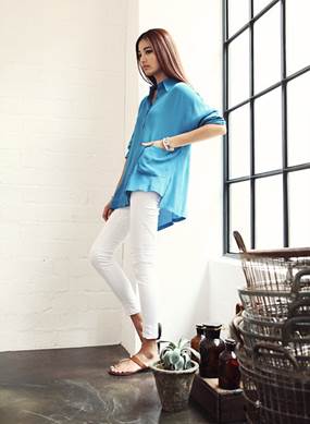 Wide design of the shirt is very suitable for romantic style of autumn.