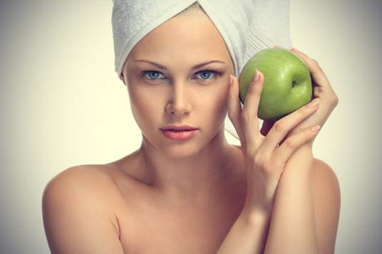 Make apple mask for big pores treatment