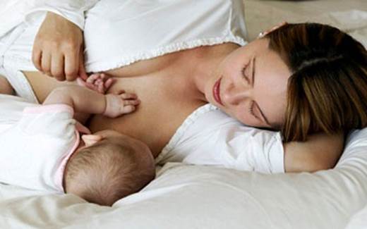 Breastfeeding while being pregnant is not a problem.