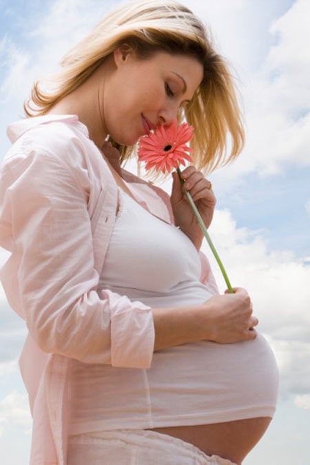 Pregnant women should wear large and bright clothes.