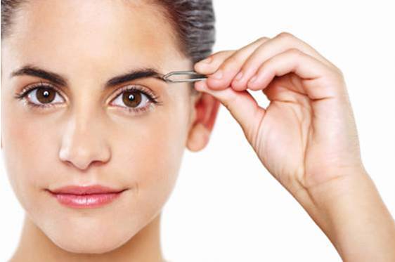 Description: Thanks to ice cubes, eyebrow trimming is no longer so much painful