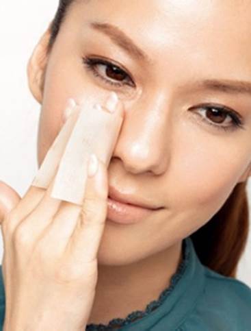 Description: Use blotting paper to remove excessive oil